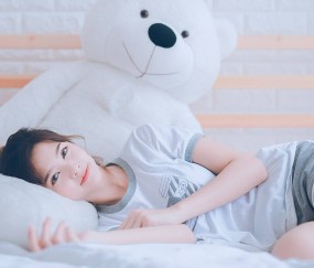 初期怀孕肚子不舒服底下褐色（刚怀孕肚子不舒服有褐色）