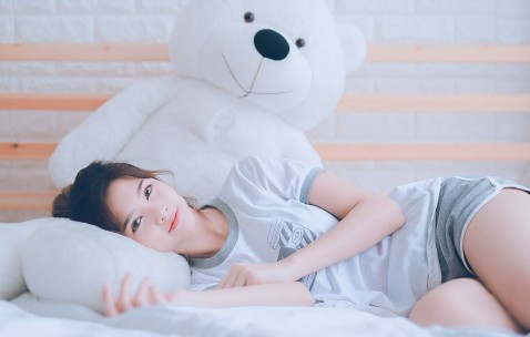 初期怀孕肚子不舒服底下褐色（刚怀孕肚子不舒服有褐色）